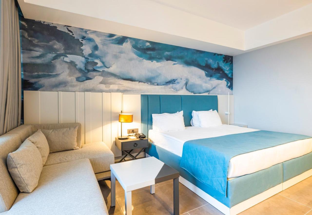 Double or Twin Room with Side Sea View